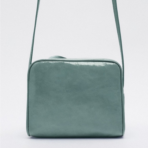 Zara NWT leather flower crossbody bag. Blue color. Zipper closure - Picture 4 of 6